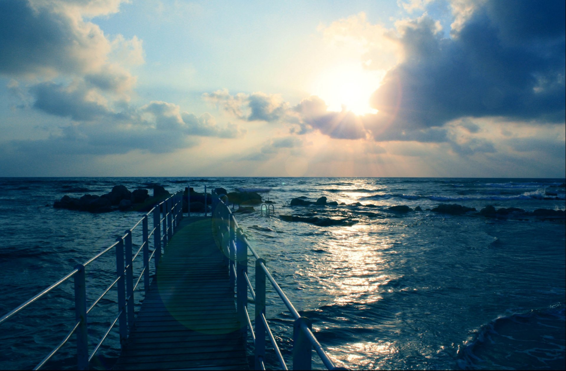 landschaft meer wellen steine pier himmel sonne wolken strahlen hintergrundbilder