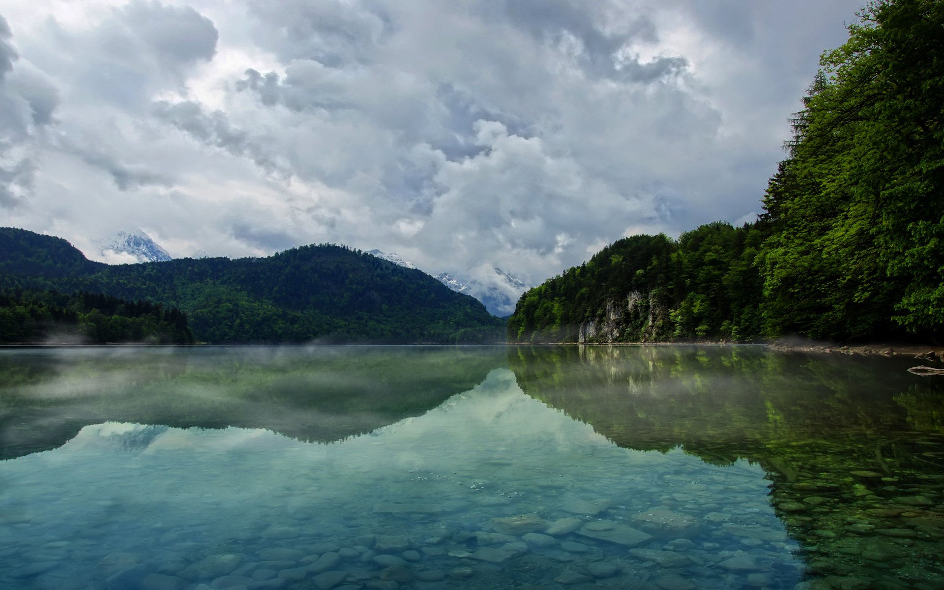 paysage nature rivière lac eau rivière lac arbre forêt arbres ciel nuages brouillards brume montagne montagnes