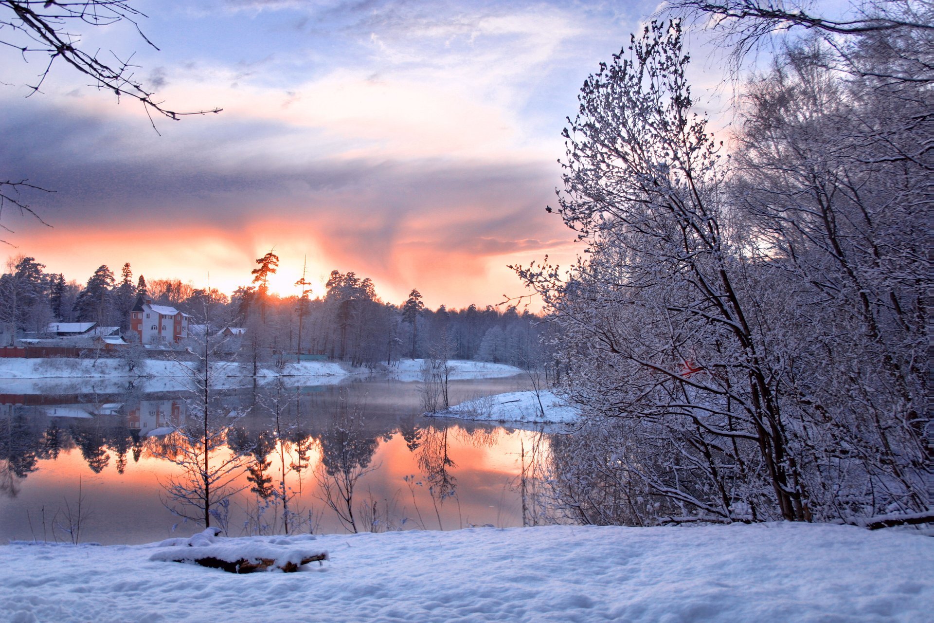 stagno d inverno inverno freddo neve cielo splendore case orizzonte nuvole stagno riva foresta alberi paesaggio