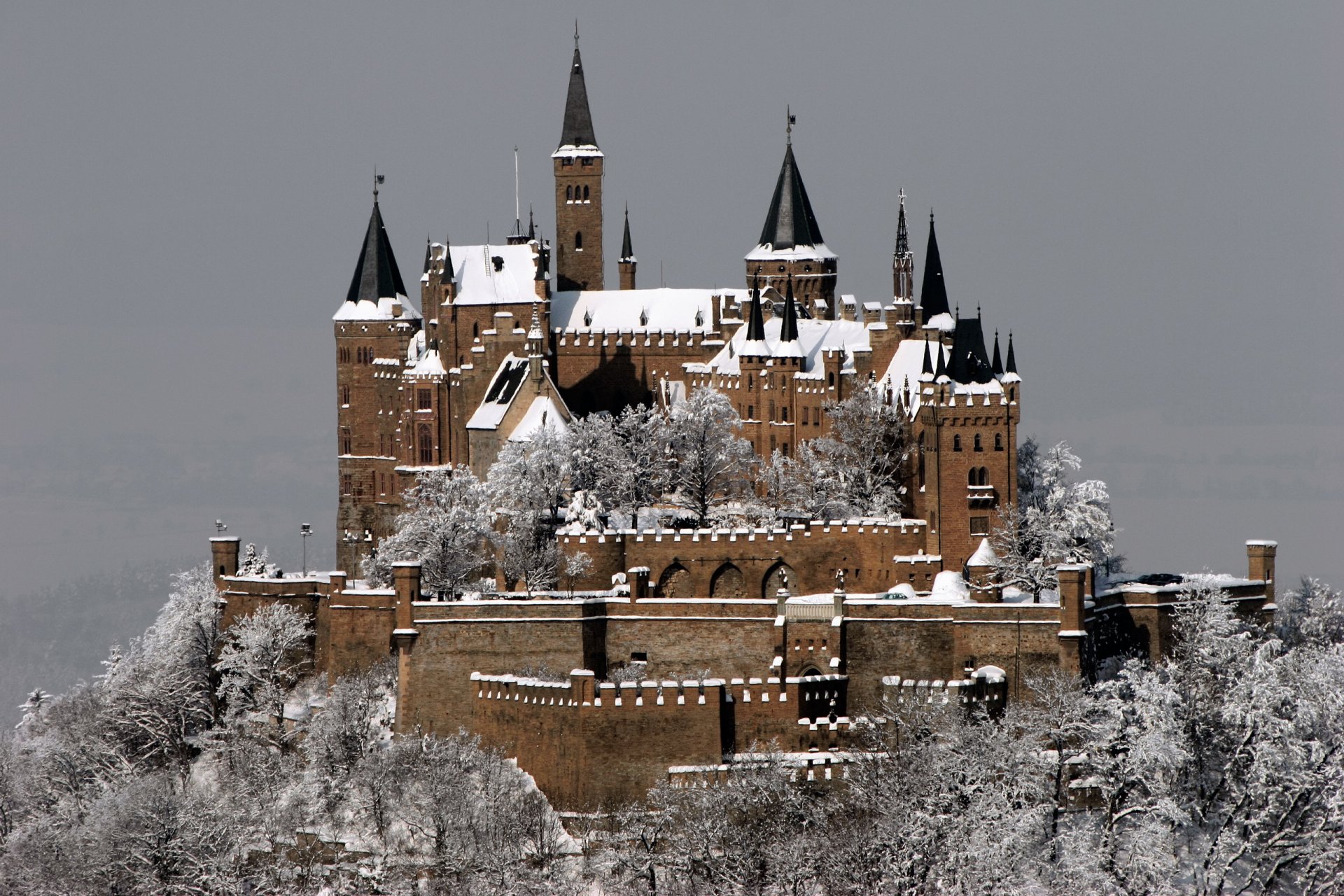 burg hohenzollern castello inverno stoccarda germania hohenzollern castello fortificato montagna città inverno neve gelo