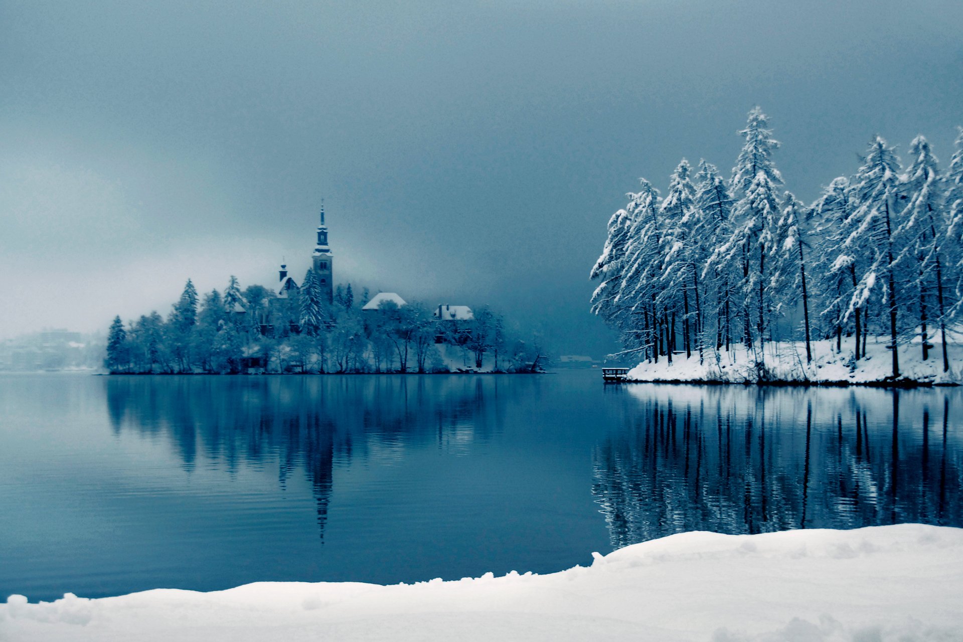 hiver cathédrale sur l île lac neige