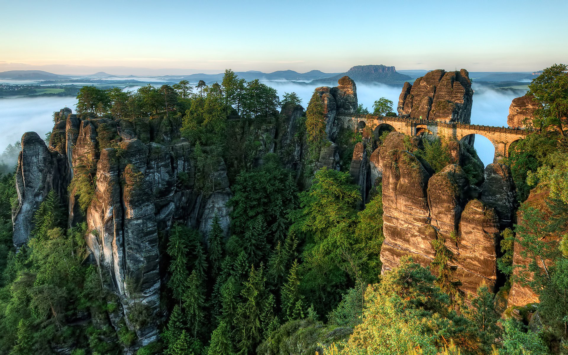 berge brücke kiefern tannen bäume nebel dämmerung horizont deutschland