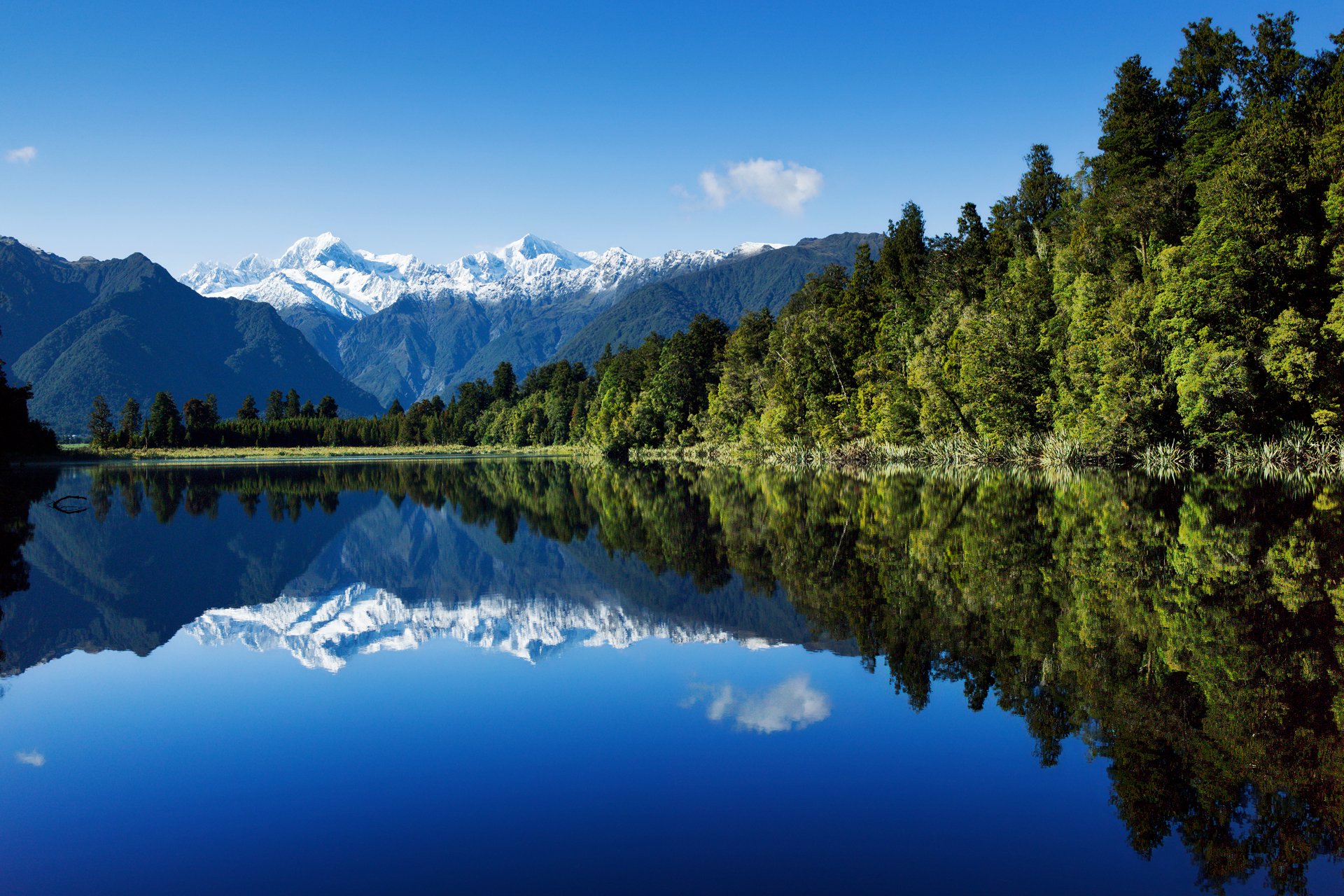 lago cielo agua bosque montañas reflexión nueva zelanda