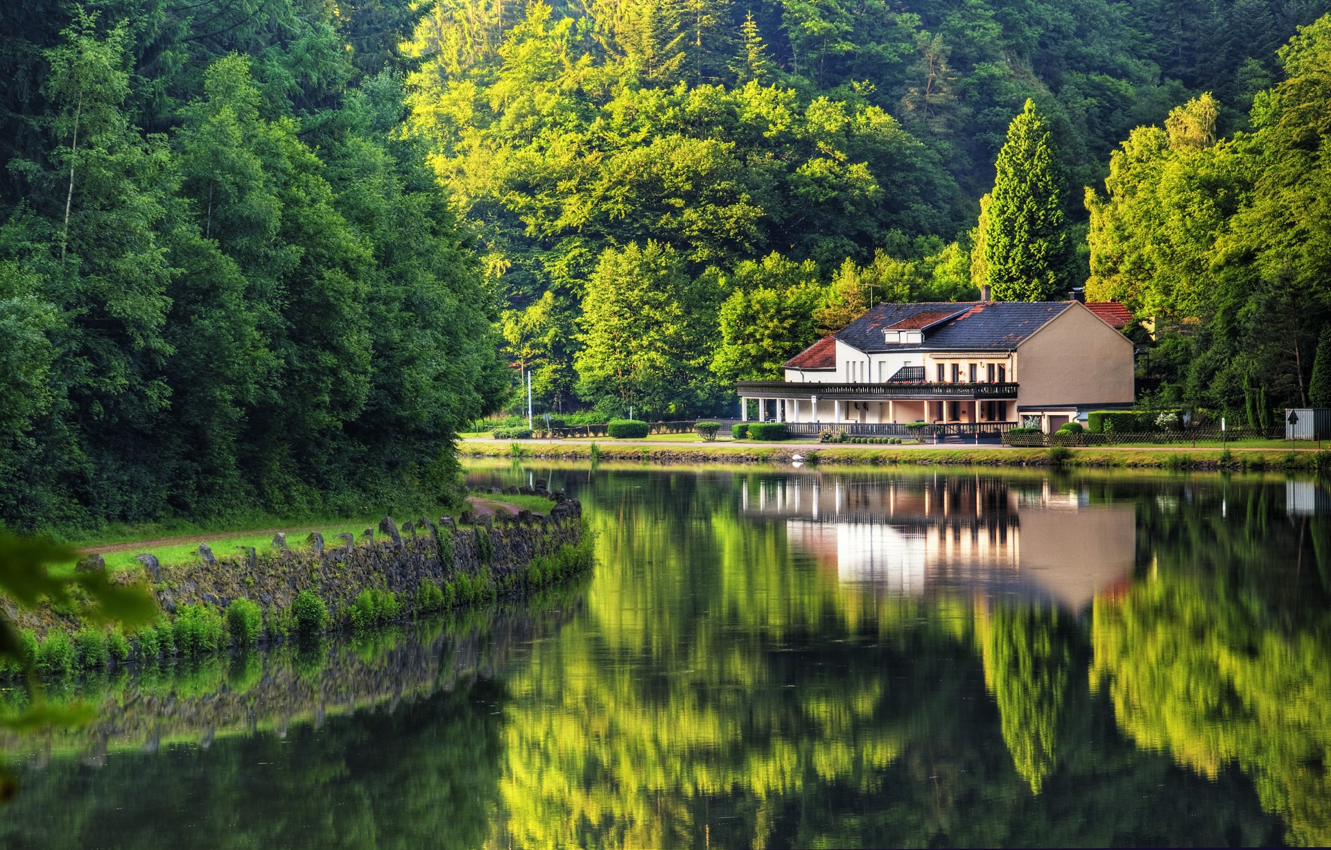 alemania río reflexión naturaleza árboles casa verano