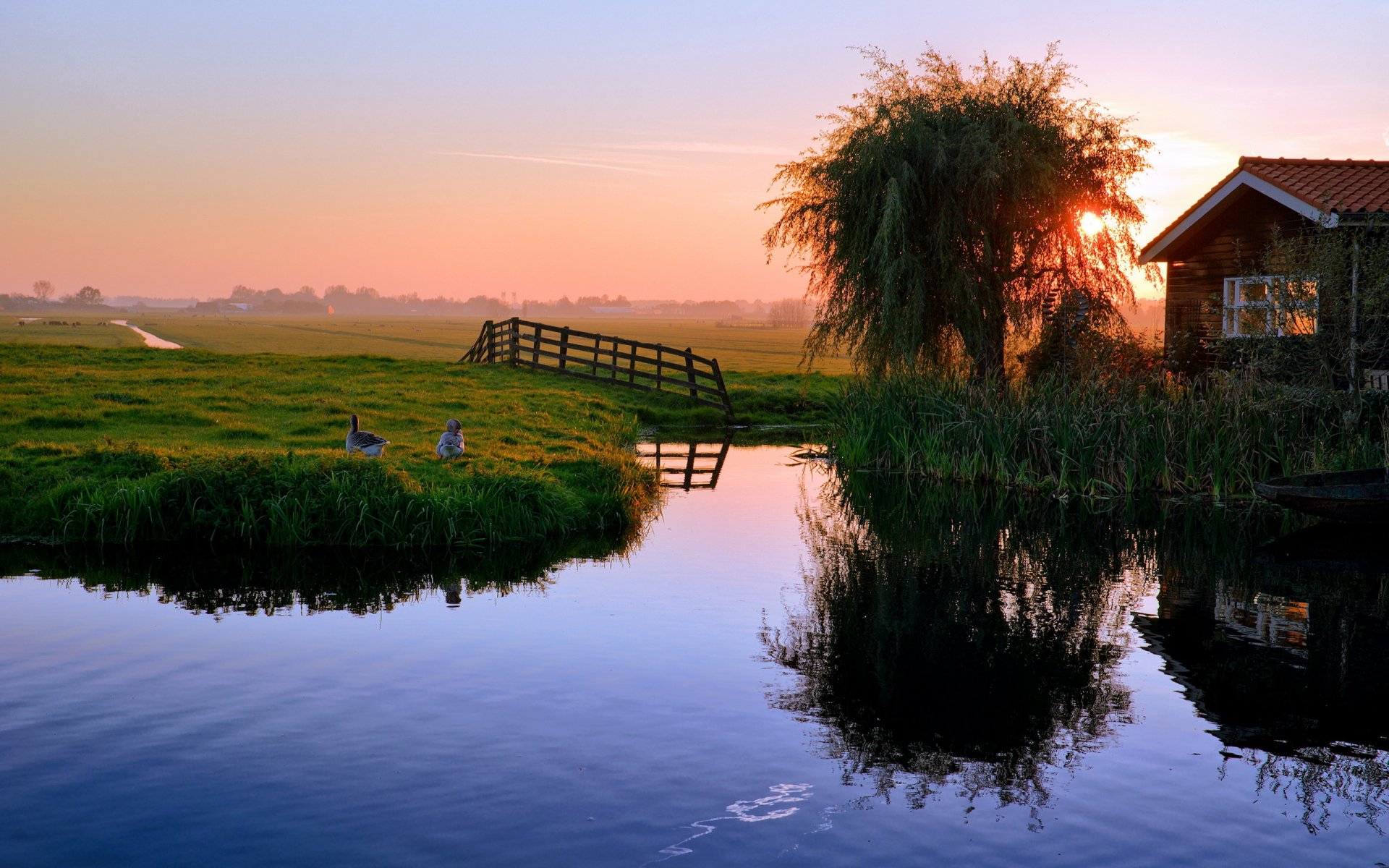 étang maison coucher de soleil