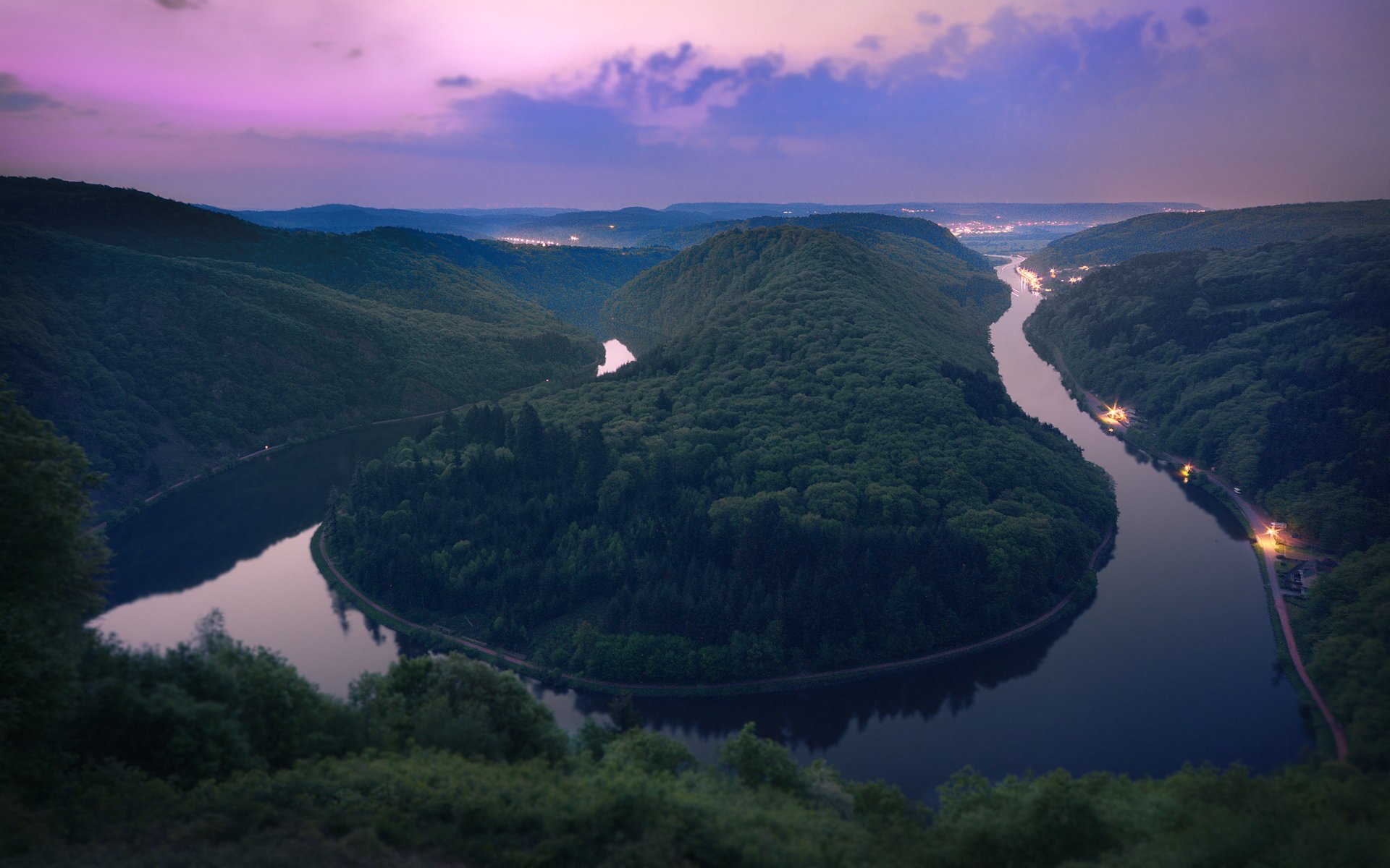 abendlandschaften fluss flüsse wasser berg berge wälder baum bäume licht häuser lichter straße straßen himmel sonnenuntergänge anläufe romantik schöne orte mit der natur