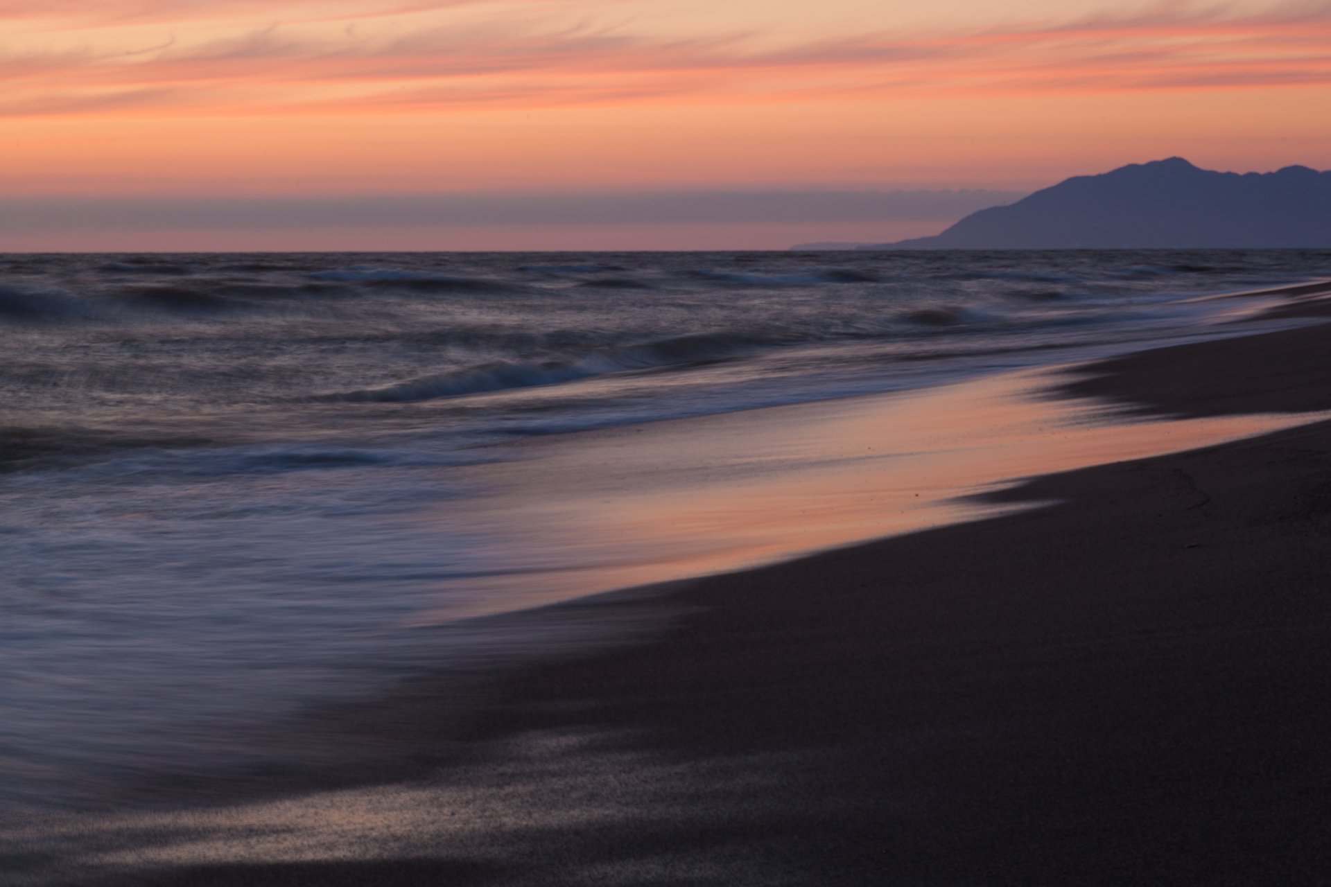 mer eau vagues côte sable plage montagne soir coucher de soleil nuages ciel rose nature calme silence