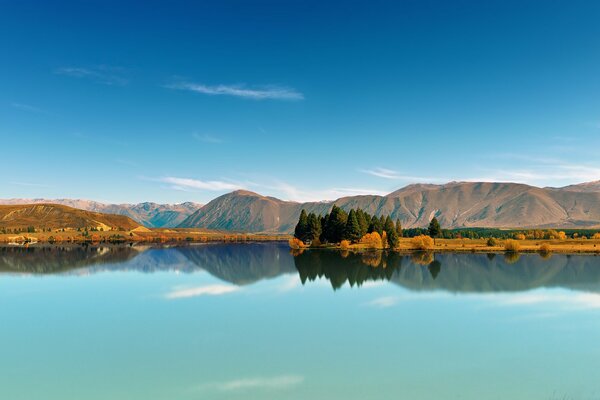 Lago Blu, ai bordi del quale cresce una foresta rara. In lontananza si trovano le montagne