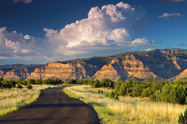 The road against the background of mountains and clouds