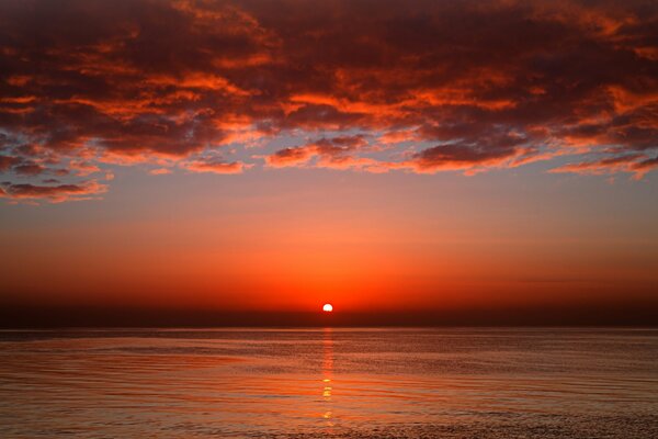 Coucher de soleil sanglant sur la mer