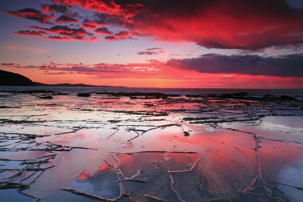 Beau coucher de soleil sur la mer