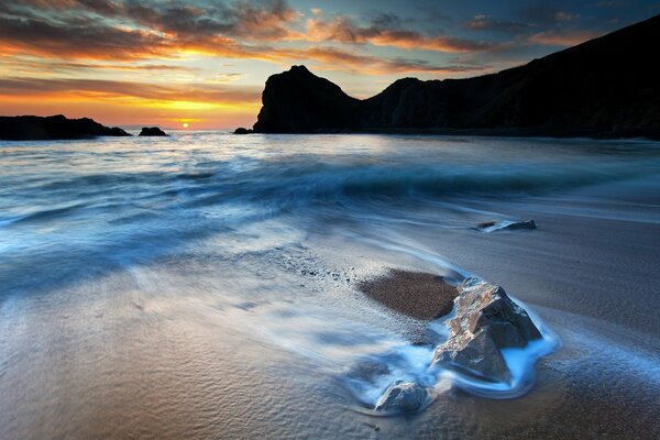 Felsen und Sonnenuntergang am Meer