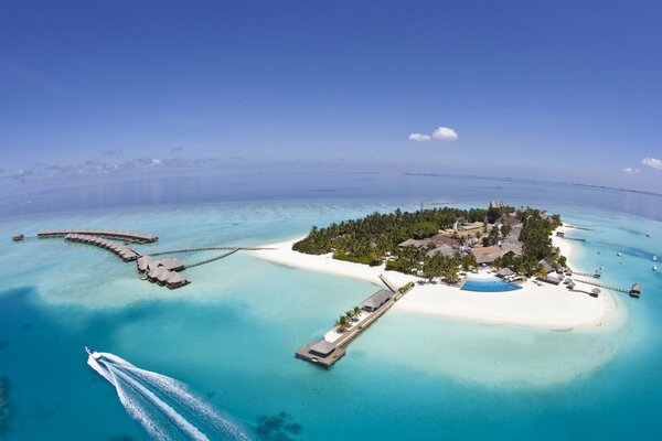 Eine Insel im Meer. Weißer Sand. Panorama. Urlaub