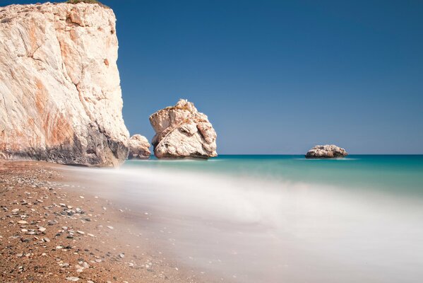 Steinstrand am Meer mit Felsen