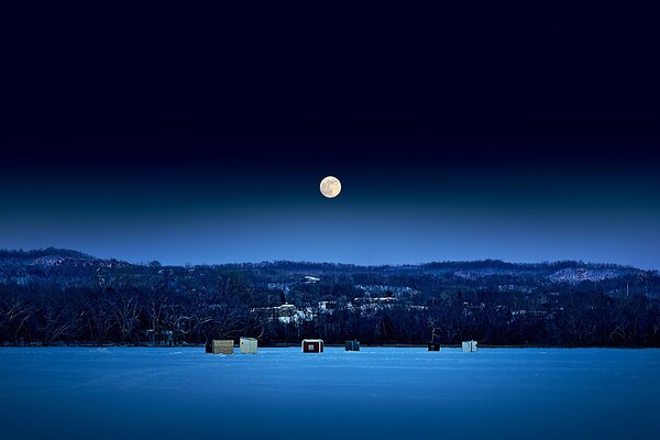 Luna en invierno y casas pequeñas