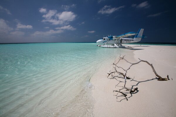 Aereo sull isolotto abbandonato Delle Maldive