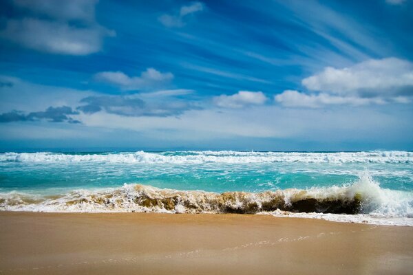 Splash des vagues de l océan sur le sable