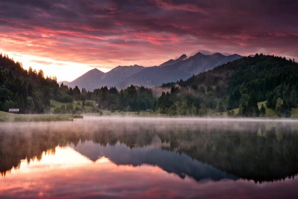 Morgendämmerung in den Bergen am See. Schöne Landschaft