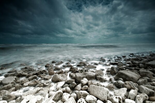 Das Meer stürmt und schwarze Wolken