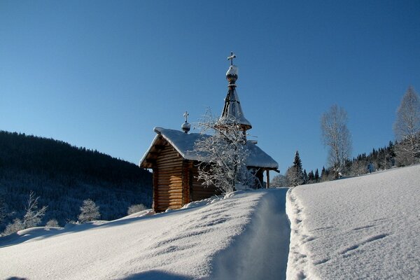 Templo en invierno nevado