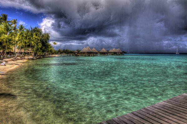 Playa de Bora Bora en previsión de tormentas eléctricas