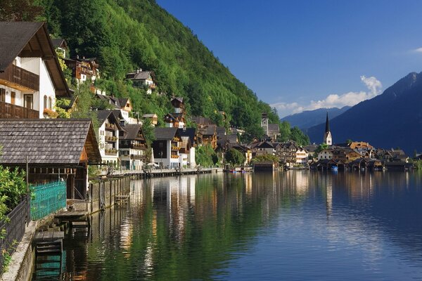 Village autrichien sur les rives d un lac de montagne