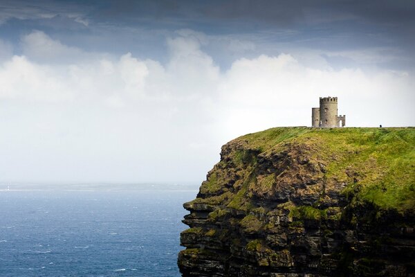 Torre de Irlanda en el borde del acantilado