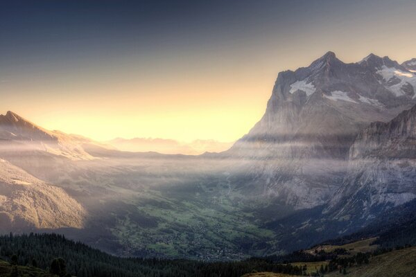 Bergtal im Morgennebel