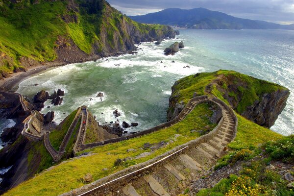 Strada sulla riva della scogliera vicino al mare