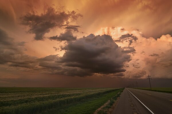 Nubes de tormenta sobre el horizonte