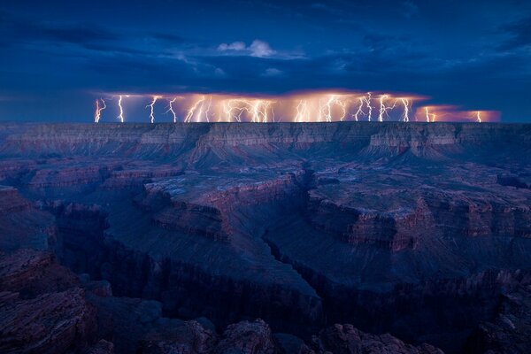 Viele Blitze am Horizont des Grand Canyon