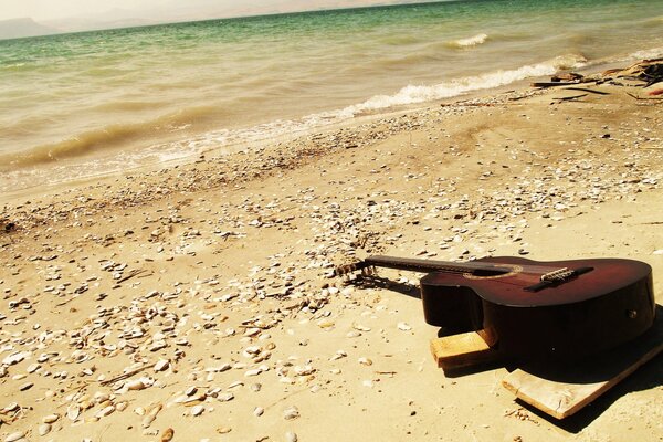 Guitarra y mar agitado