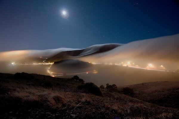 Dunst und Lichter rauschen aus dem Nebel in den Himmel