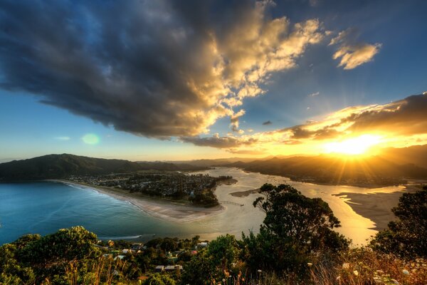 Vista panoramica della natura della Nuova Zelanda al tramonto