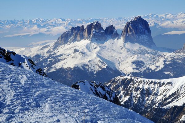 Panorama de las montañas cubiertas de nieve en invierno