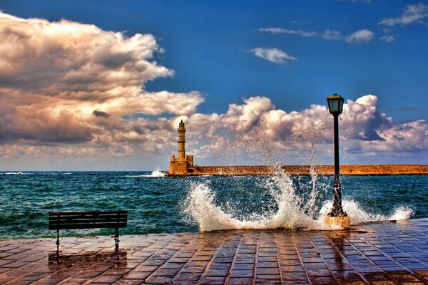 Surf en el mar y salpicaduras de olas en el muelle