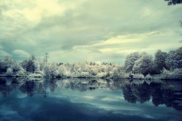 Invierno nublado en el lago bajo las nubes