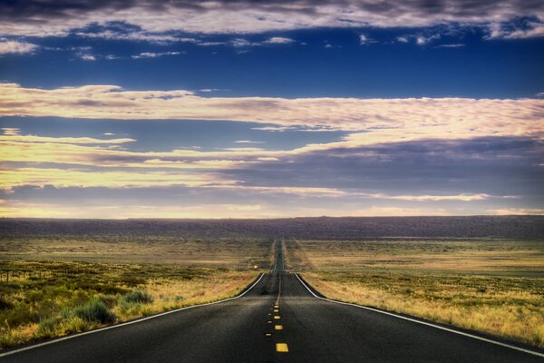 Un largo camino con un hermoso paisaje