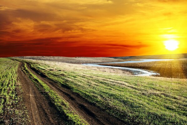 Route de campagne sur fond de coucher de soleil orange