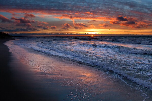 Sand am Strand bei Sonnenuntergang Hintergrund