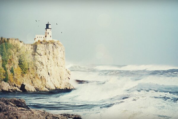 Wellen vom Meer an Land und Steine spritzen