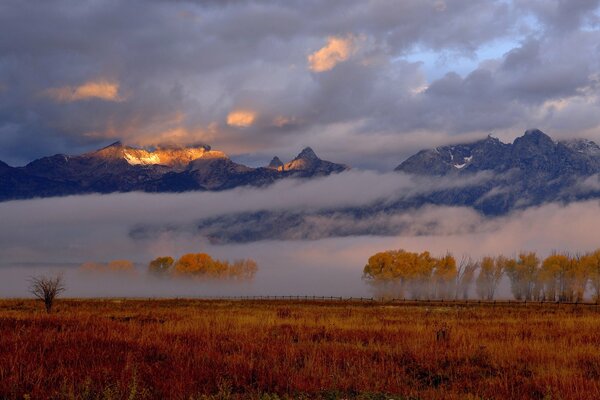 Herbstliche Natur. Berge im Nebel