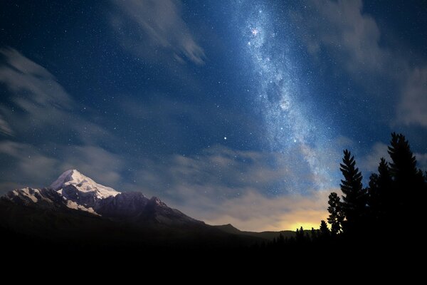 Noche, sólo Estrellas, montañas y árboles