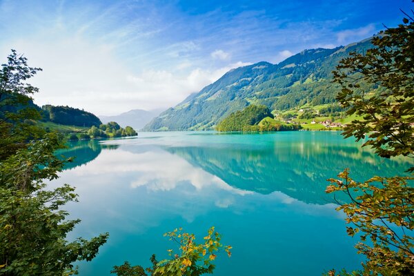 Lac d Azur avec des maisons sur le rivage