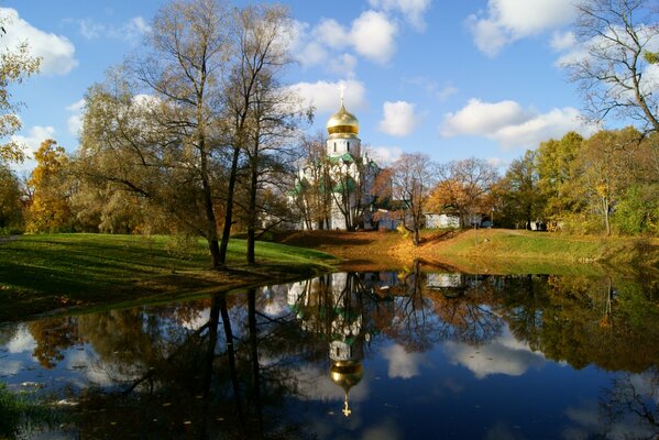 Die Kirche. Herbstliche Natur. Der Fluss. See