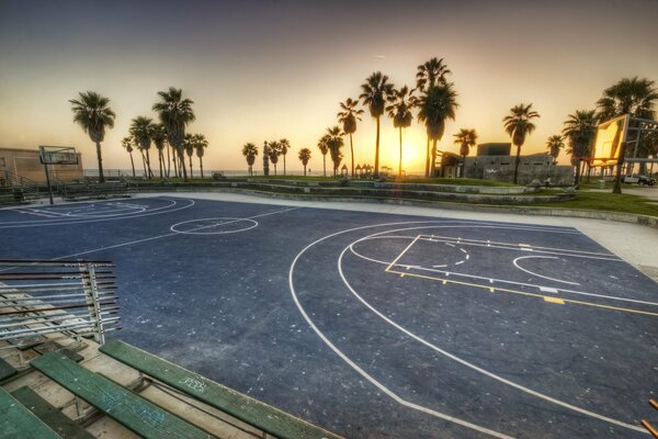 Blick auf das Basketballfeld bei Sonnenuntergang