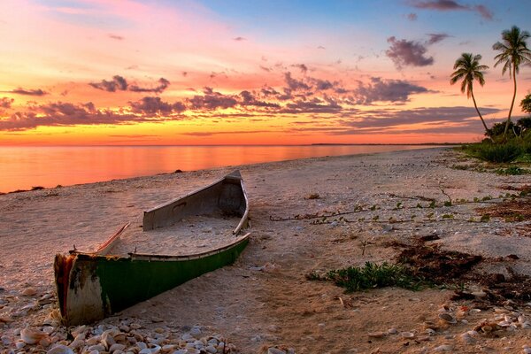 Playa de arena junto al mar con barco