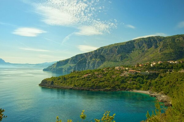 Ville italienne avec la côte au bord de la mer