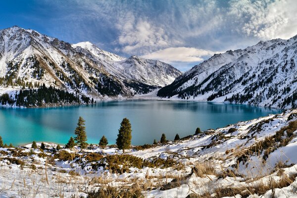 Lac d hiver dans les montagnes. Beauté naturelle