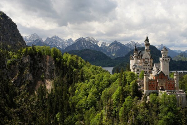 Deutschland. Türme des Schlosses Neuschwanstein vor dem Hintergrund der Berge